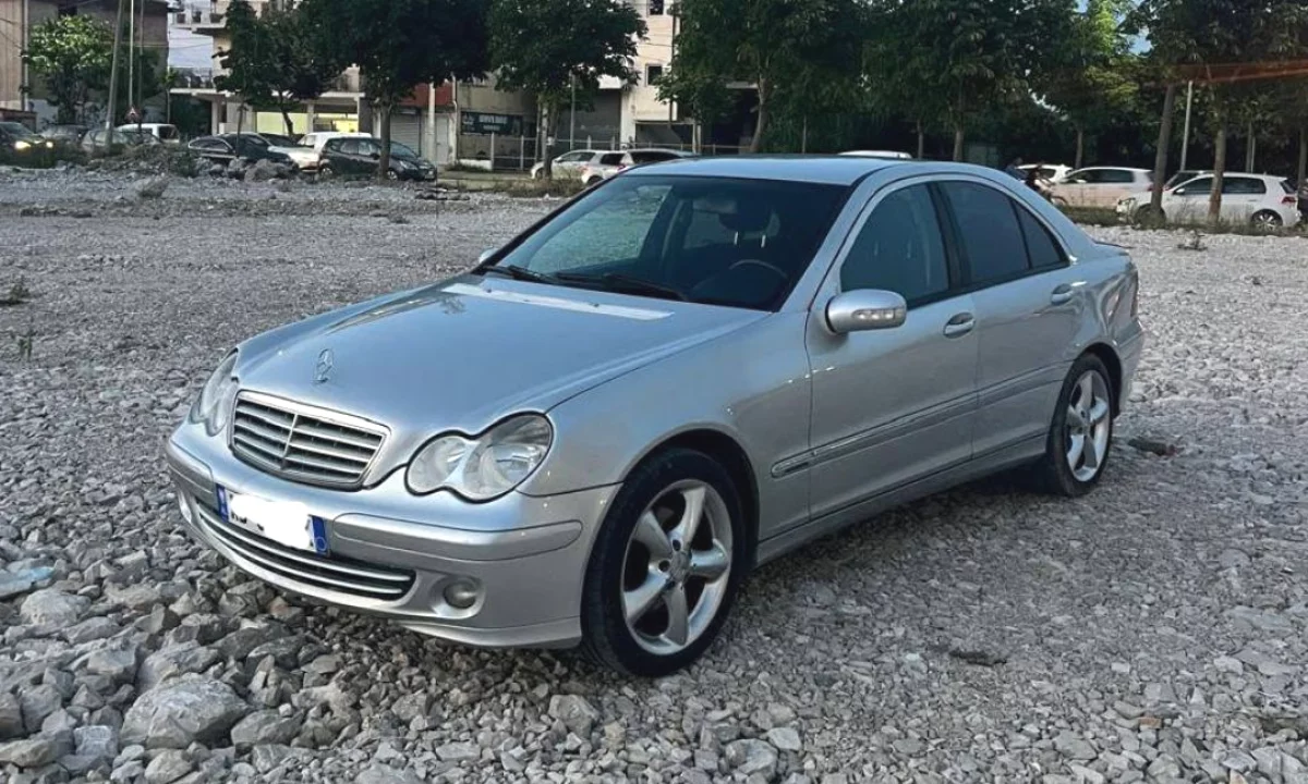 Makina ne shitje ne Durres, Mercedes-Benz, 2005 Diesel,Kambio Automatik Pagesa 4,000  Euro.