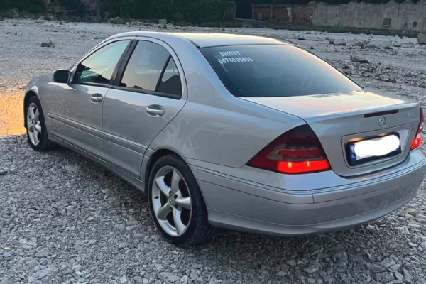 Makina ne shitje ne Durres, Mercedes-Benz, 2005 Diesel,Kambio Automatik Pagesa 4,000  Euro.
