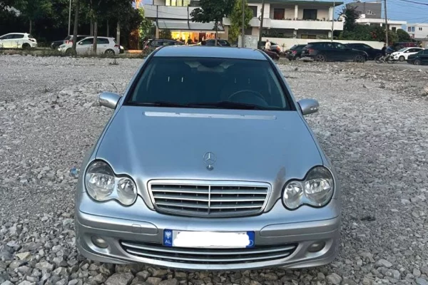 Makina ne shitje ne Durres, Mercedes-Benz, 2005 Diesel,Kambio Automatik Pagesa 4,000  Euro.