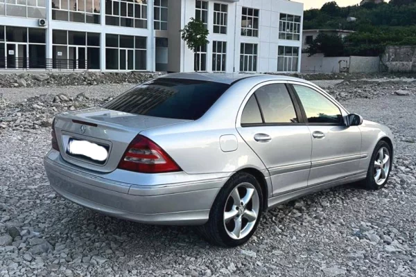 Makina ne shitje ne Durres, Mercedes-Benz, 2005 Diesel,Kambio Automatik Pagesa 4,000  Euro.