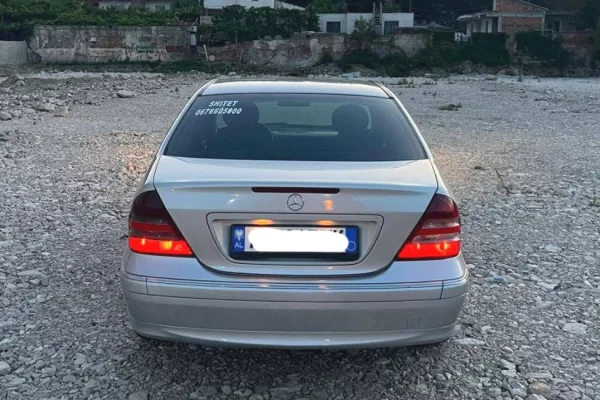 Makina ne shitje ne Durres, Mercedes-Benz, 2005 Diesel,Kambio Automatik Pagesa 4,000  Euro.