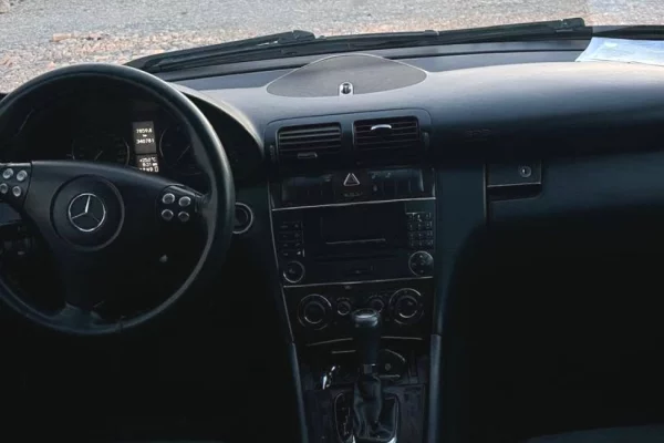 Makina ne shitje ne Durres, Mercedes-Benz, 2005 Diesel,Kambio Automatik Pagesa 4,000  Euro.
