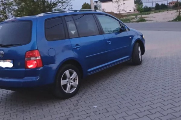 Makina ne shitje ne Durres, Volkswagen, 2006 Diesel,Kambio Automatik Pagesa 3,700  Euro.