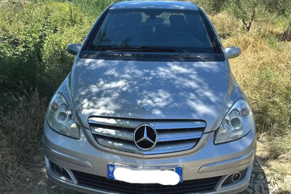 Makina ne shitje ne Fier, Mercedes-Benz, 2006 Diesel,Kambio Automatik Pagesa 3,400  Euro.