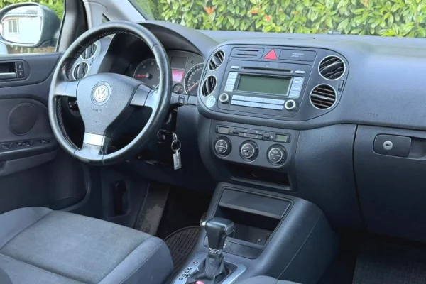Makina ne shitje ne Tirane, Volkswagen, 2008 Diesel,Kambio Automatik Pagesa 4,500  Euro.