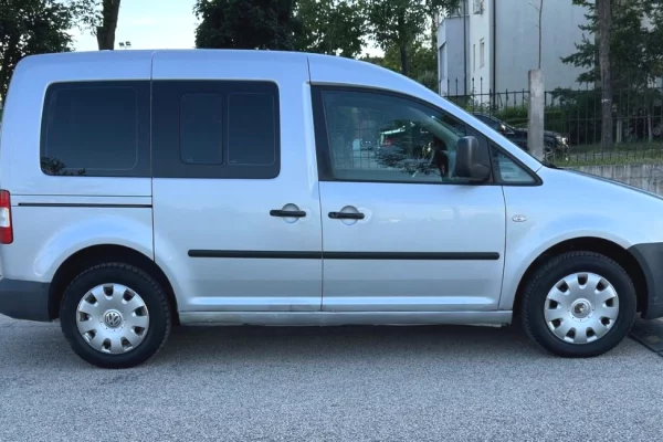 Makina ne shitje ne Tirane, Volkswagen, 2005 Benzine,Kambio Manual Pagesa 3,900  Euro.
