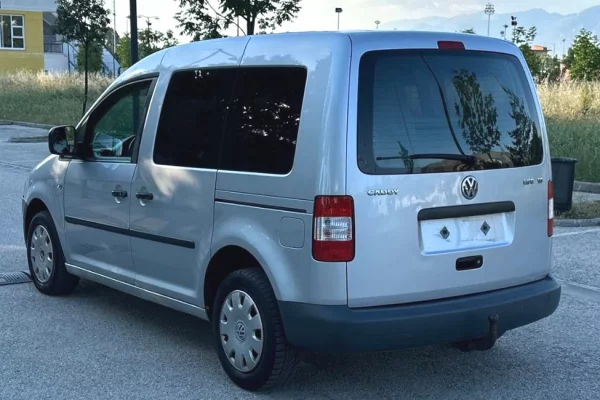Makina ne shitje ne Tirane, Volkswagen, 2005 Benzine,Kambio Manual Pagesa 3,900  Euro.