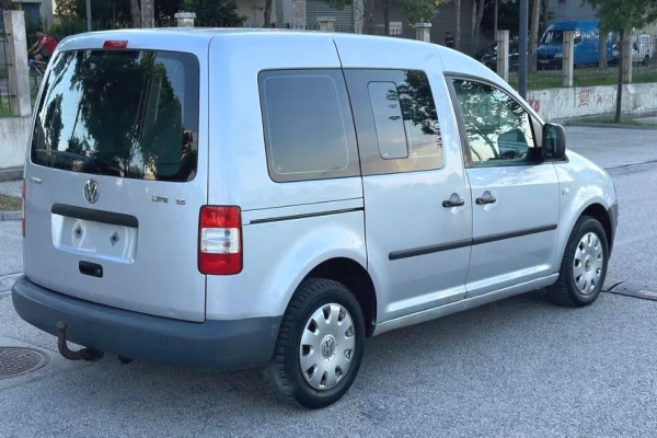 Makina ne shitje ne Tirane, Volkswagen, 2005 Benzine,Kambio Manual Pagesa 3,900  Euro.