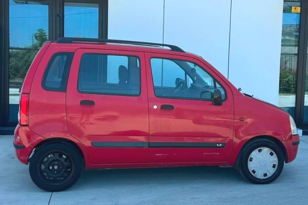 Makina ne shitje ne Tirane, Suzuki, 2001 Benzine,Kambio Automatik Pagesa 1,700  Euro.