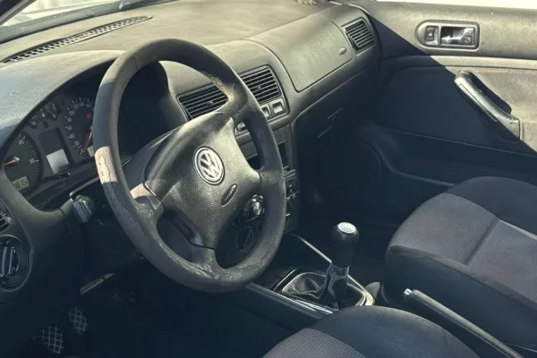 Makina ne shitje ne Tirane, Volkswagen, 2003 Diesel,Kambio Manual Pagesa 200,000  Leke.