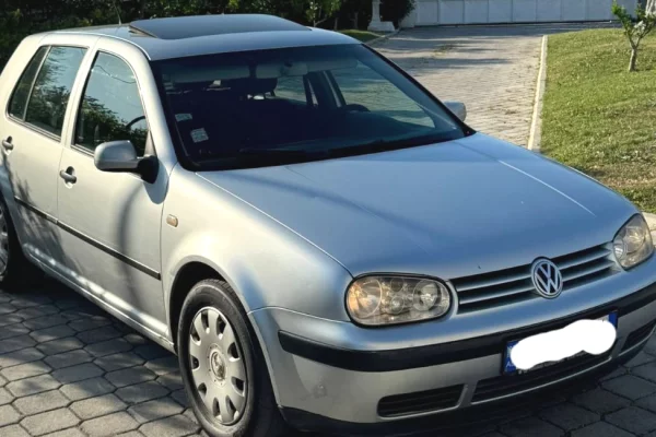Makina ne shitje ne Tirane - 200,000 Leke