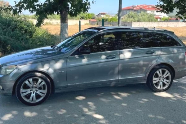 Makina ne shitje ne Fier, Mercedes-Benz, 2008 Diesel,Kambio Automatik Pagesa 4,600  Euro.