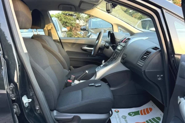Makina ne shitje ne Tirane, Toyota, 2011 Benzine,Kambio Automatik Pagesa 6,700  Euro.