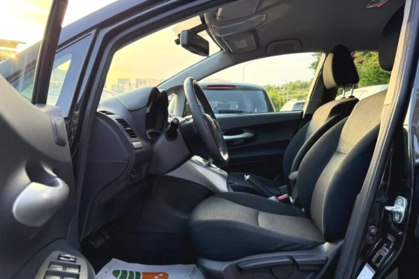 Makina ne shitje ne Tirane, Toyota, 2011 Benzine,Kambio Automatik Pagesa 6,700  Euro.