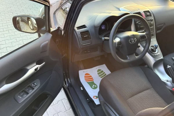 Makina ne shitje ne Tirane, Toyota, 2011 Benzine,Kambio Automatik Pagesa 6,700  Euro.