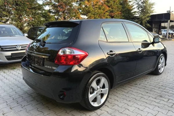 Makina ne shitje ne Tirane, Toyota, 2011 Benzine,Kambio Automatik Pagesa 6,700  Euro.