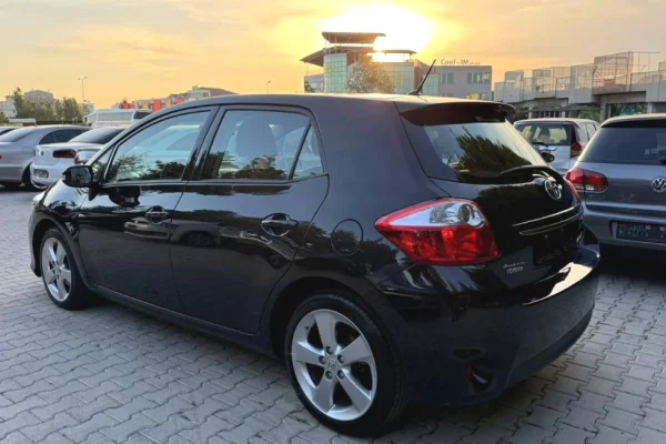 Makina ne shitje ne Tirane, Toyota, 2011 Benzine,Kambio Automatik Pagesa 6,700  Euro.