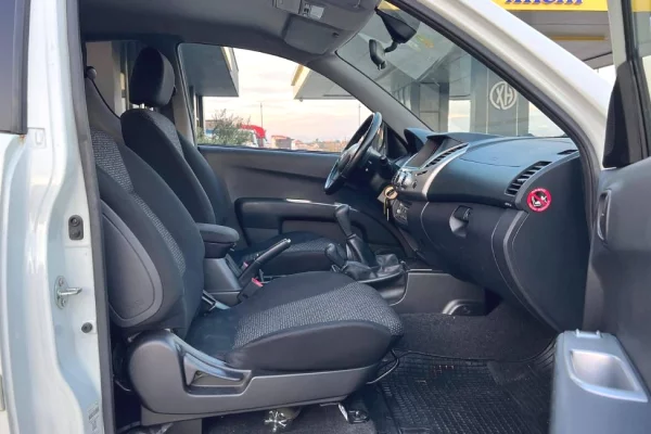 Makina ne shitje ne Tirane, Mitsubishi, 2016 Diesel,Kambio Manual Pagesa 15,500  Euro.