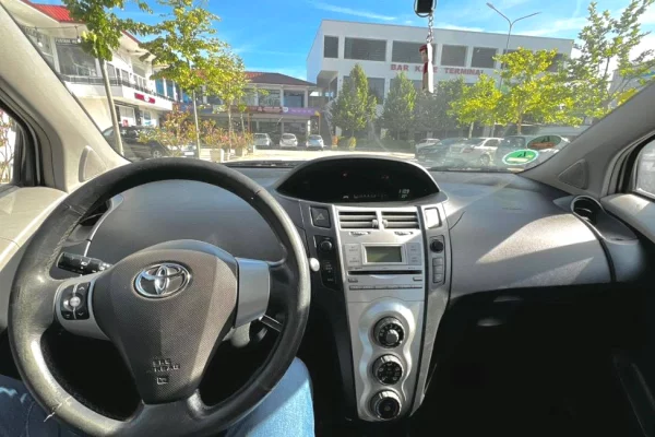 Makina ne shitje ne Tirane, Toyota, 2006 gasoline-gas,Kambio Automatik Pagesa 350,000  Leke.