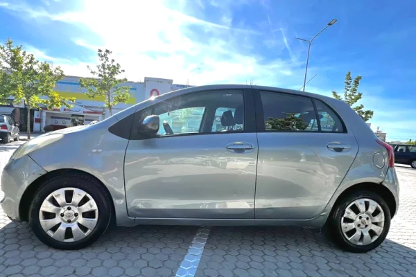 Makina ne shitje ne Tirane, Toyota, 2006 gasoline-gas,Kambio Automatik Pagesa 350,000  Leke.