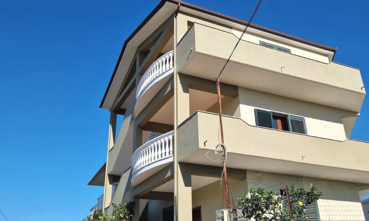 Shtepi ne shitje Vila Luksoze ne Elbasan, 2+1, Mobilimi Pjeserisht e mobiluar, Pagesa 380,000  Euro.