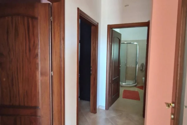Shtepi ne shitje Vila Luksoze ne Elbasan, 2+1, Mobilimi Pjeserisht e mobiluar, Pagesa 380,000  Euro.