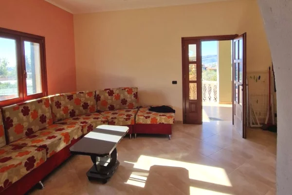 Shtepi ne shitje Vila Luksoze ne Elbasan, 2+1, Mobilimi Pjeserisht e mobiluar, Pagesa 380,000  Euro.