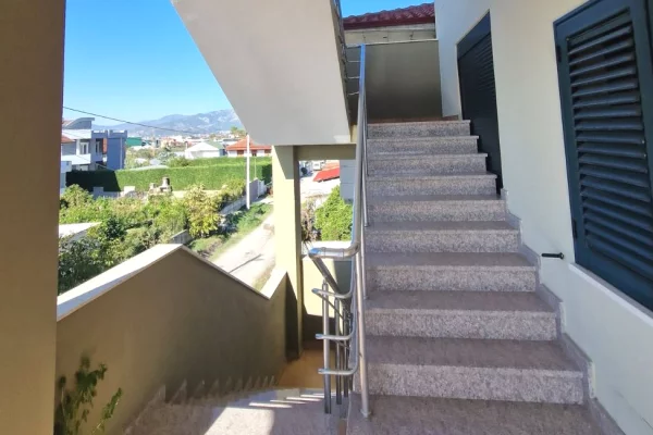 Shtepi ne shitje Vila Luksoze ne Elbasan, 2+1, Mobilimi Pjeserisht e mobiluar, Pagesa 380,000  Euro.