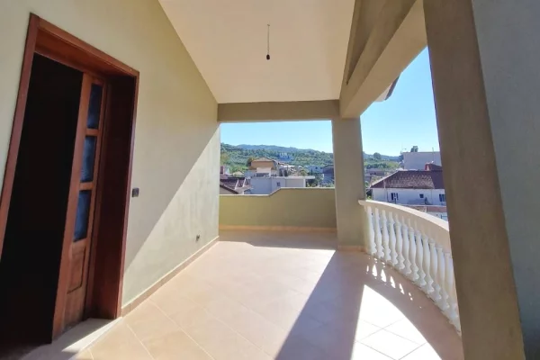 Shtepi ne shitje Vila Luksoze ne Elbasan, 2+1, Mobilimi Pjeserisht e mobiluar, Pagesa 380,000  Euro.