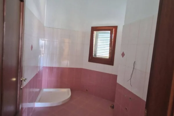 Shtepi ne shitje Vila Luksoze ne Elbasan, 2+1, Mobilimi Pjeserisht e mobiluar, Pagesa 380,000  Euro.