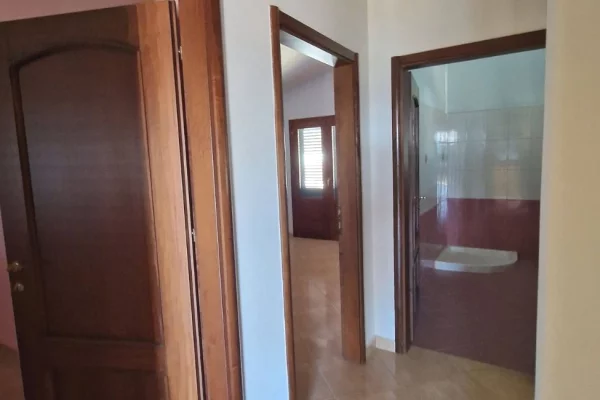 Shtepi ne shitje Vila Luksoze ne Elbasan, 2+1, Mobilimi Pjeserisht e mobiluar, Pagesa 380,000  Euro.