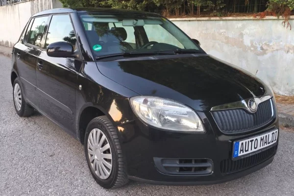 Makina ne shitje ne Tirane, Skoda, 2010 Benzine,Kambio Manual Pagesa 2,900  Euro.
