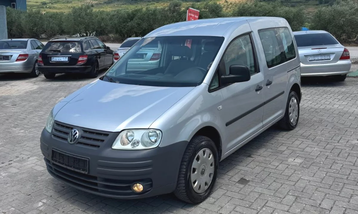 Makina ne shitje ne Fier, Volkswagen, 2005 Benzine,Kambio Manual Pagesa 3,599  Euro.