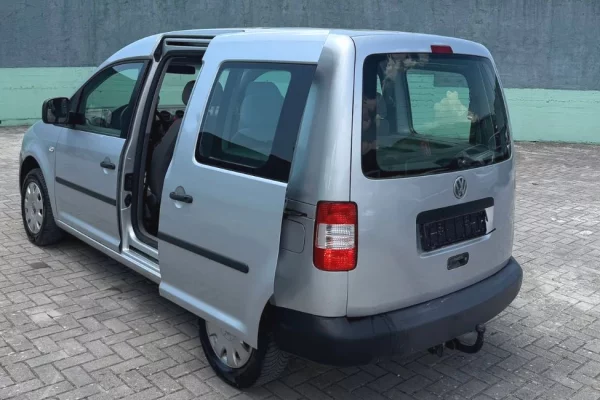 Makina ne shitje ne Fier, Volkswagen, 2005 Benzine,Kambio Manual Pagesa 3,599  Euro.