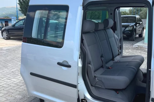 Makina ne shitje ne Fier, Volkswagen, 2005 Benzine,Kambio Manual Pagesa 3,599  Euro.