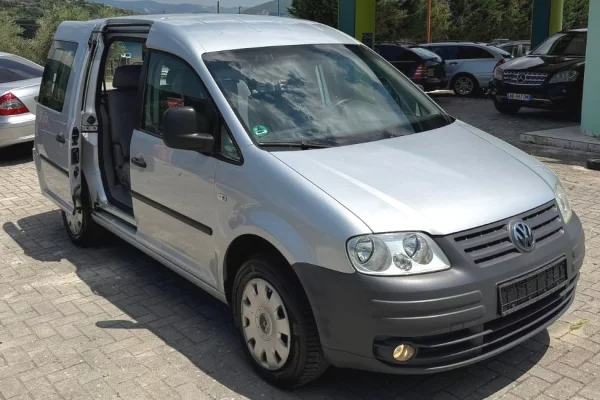 Makina ne shitje ne Fier, Volkswagen, 2005 Benzine,Kambio Manual Pagesa 3,599  Euro.
