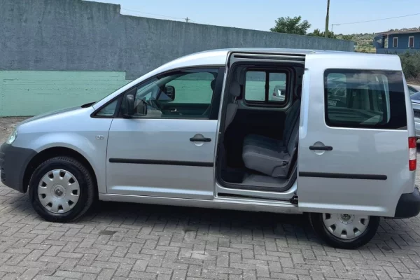 Makina ne shitje ne Fier, Volkswagen, 2005 Benzine,Kambio Manual Pagesa 3,599  Euro.