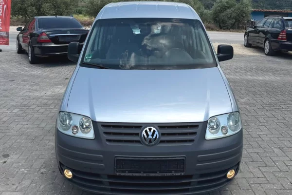 Makina ne shitje ne Fier, Volkswagen, 2005 Benzine,Kambio Manual Pagesa 3,599  Euro.
