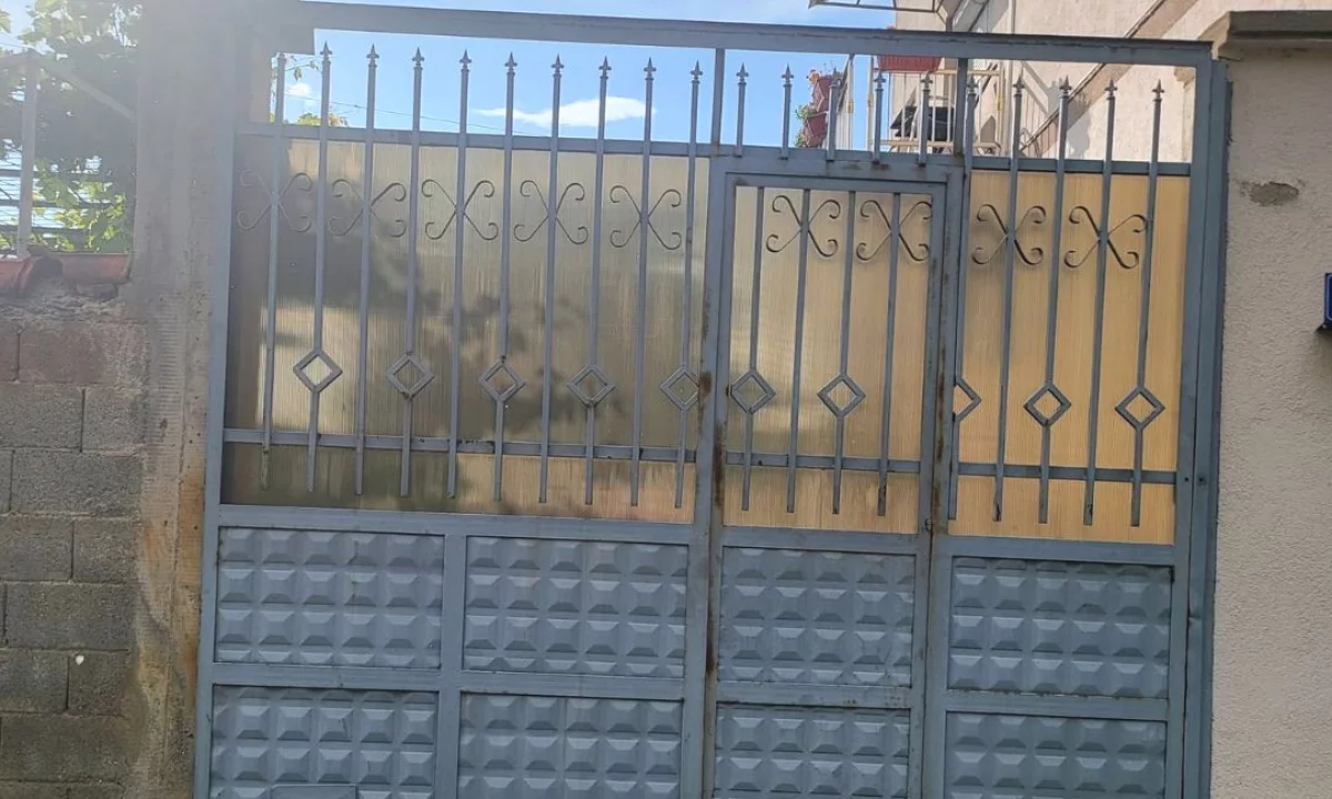 🚪 Shitet Dere Hyrese Metalike per Oborr 