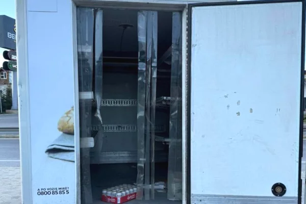 Makina ne shitje ne Prishtine, Iveco, 2007 Diesel,Kambio Manual Pagesa 6,000  Euro.