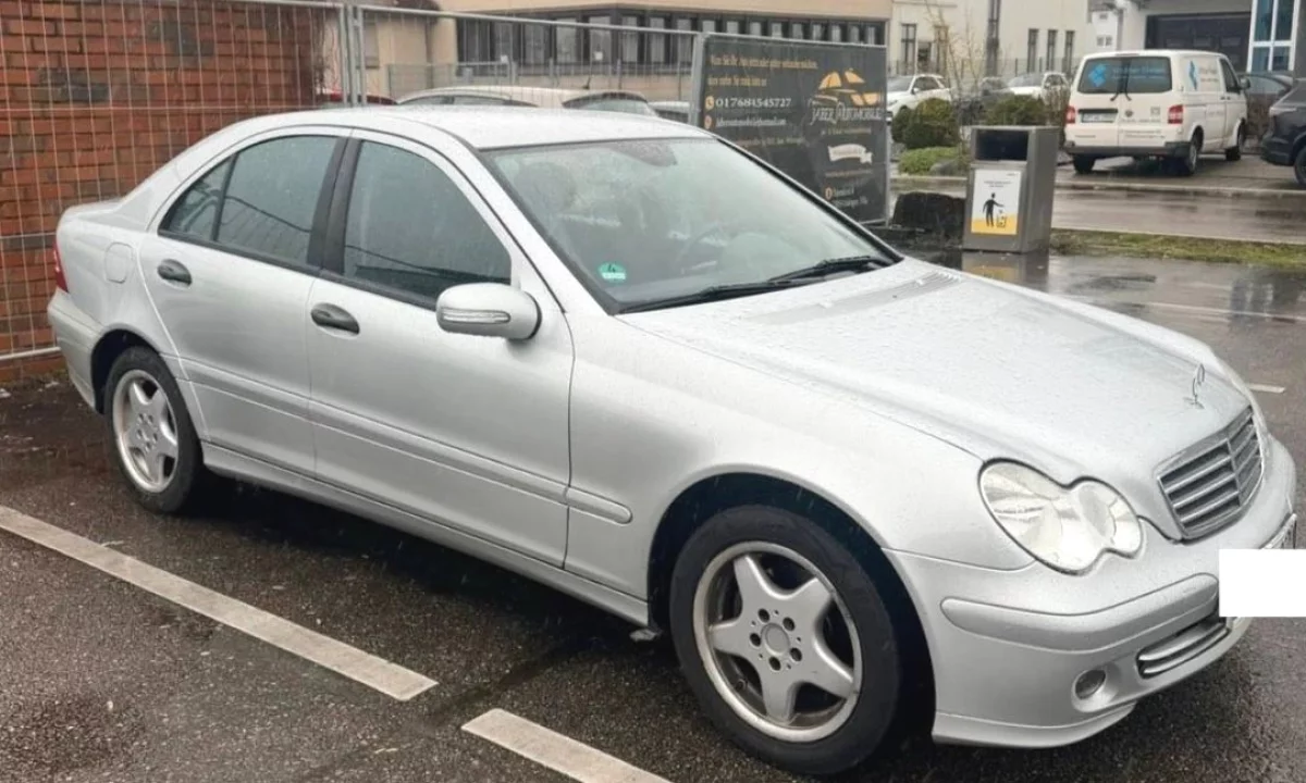 Makina ne shitje ne Fier, Mercedes-Benz, 2005 Benzine,Kambio Automatik Pagesa 3,550  Euro.