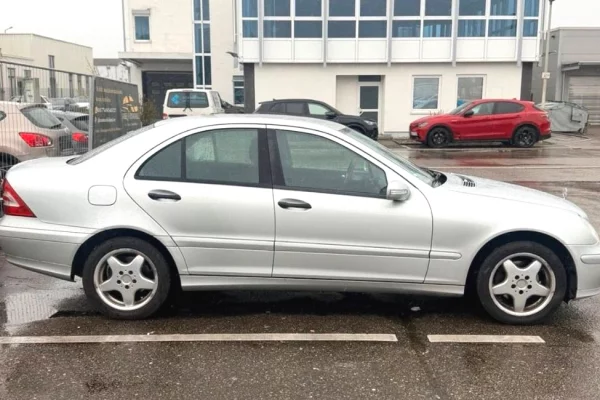 Makina ne shitje ne Fier, Mercedes-Benz, 2005 Benzine,Kambio Automatik Pagesa 3,550  Euro.