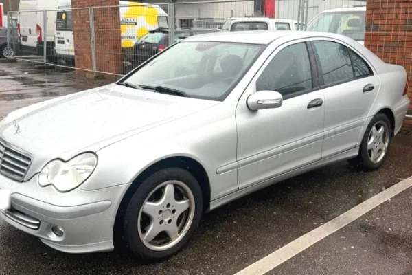 Makina ne shitje ne Fier, Mercedes-Benz, 2005 Benzine,Kambio Automatik Pagesa 3,550  Euro.