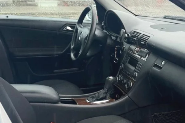 Makina ne shitje ne Fier, Mercedes-Benz, 2005 Benzine,Kambio Automatik Pagesa 3,550  Euro.