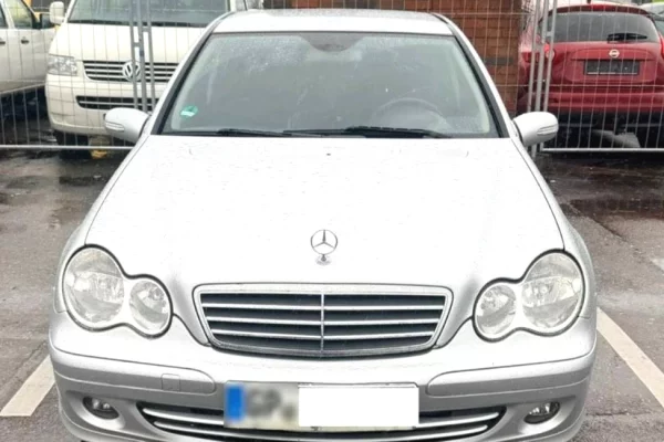 Makina ne shitje ne Fier, Mercedes-Benz, 2005 Benzine,Kambio Automatik Pagesa 3,550  Euro.