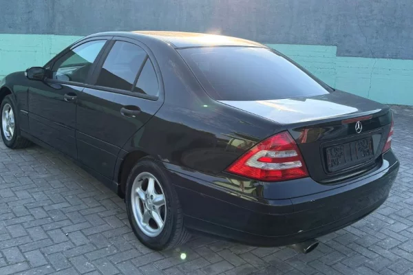 Makina ne shitje ne Fier, Mercedes-Benz, 2005 Benzine,Kambio Automatik Pagesa 3,250  Euro.