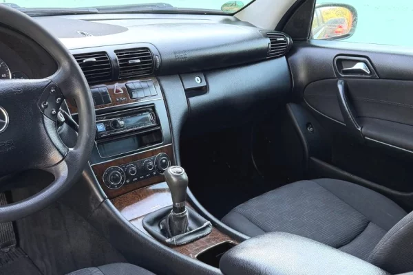 Makina ne shitje ne Fier, Mercedes-Benz, 2005 Benzine,Kambio Automatik Pagesa 3,250  Euro.