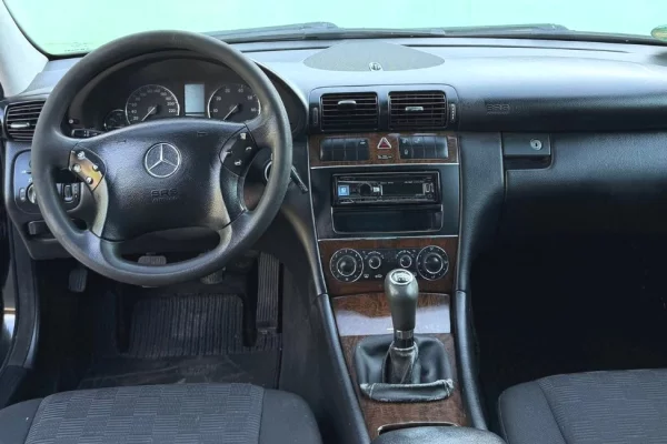 Makina ne shitje ne Fier, Mercedes-Benz, 2005 Benzine,Kambio Automatik Pagesa 3,250  Euro.