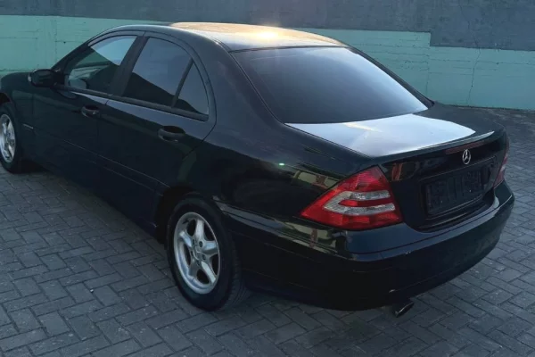 Makina ne shitje ne Fier, Mercedes-Benz, 2005 Benzine,Kambio Automatik Pagesa 3,250  Euro.