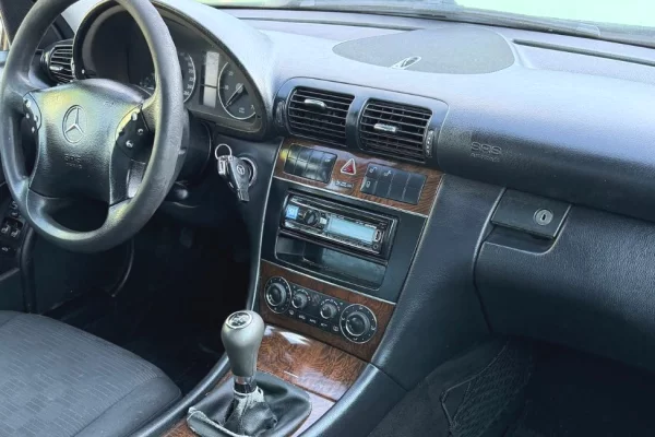 Makina ne shitje ne Fier, Mercedes-Benz, 2005 Benzine,Kambio Automatik Pagesa 3,250  Euro.